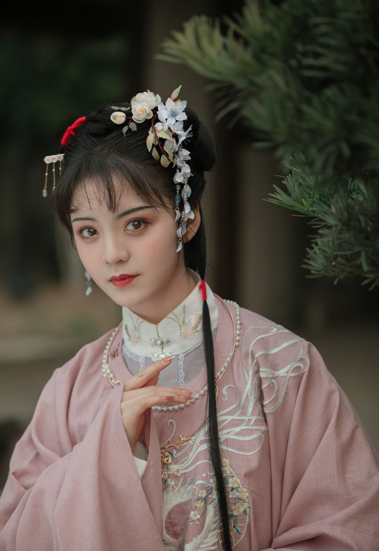 "最美"汉服女孩,比一些女明星都漂亮,网友:神似薛宝钗!